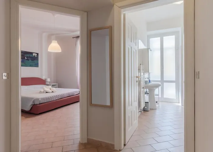 Daire Guesthost - Porto Mirabello & Station Comfy X5!